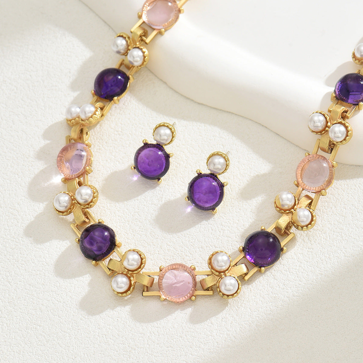 Conjunto de collar con colgante geométrico dulce y fresco y pendientes de tuerca de cobre con incrustaciones de diamantes de imitación bañados en oro