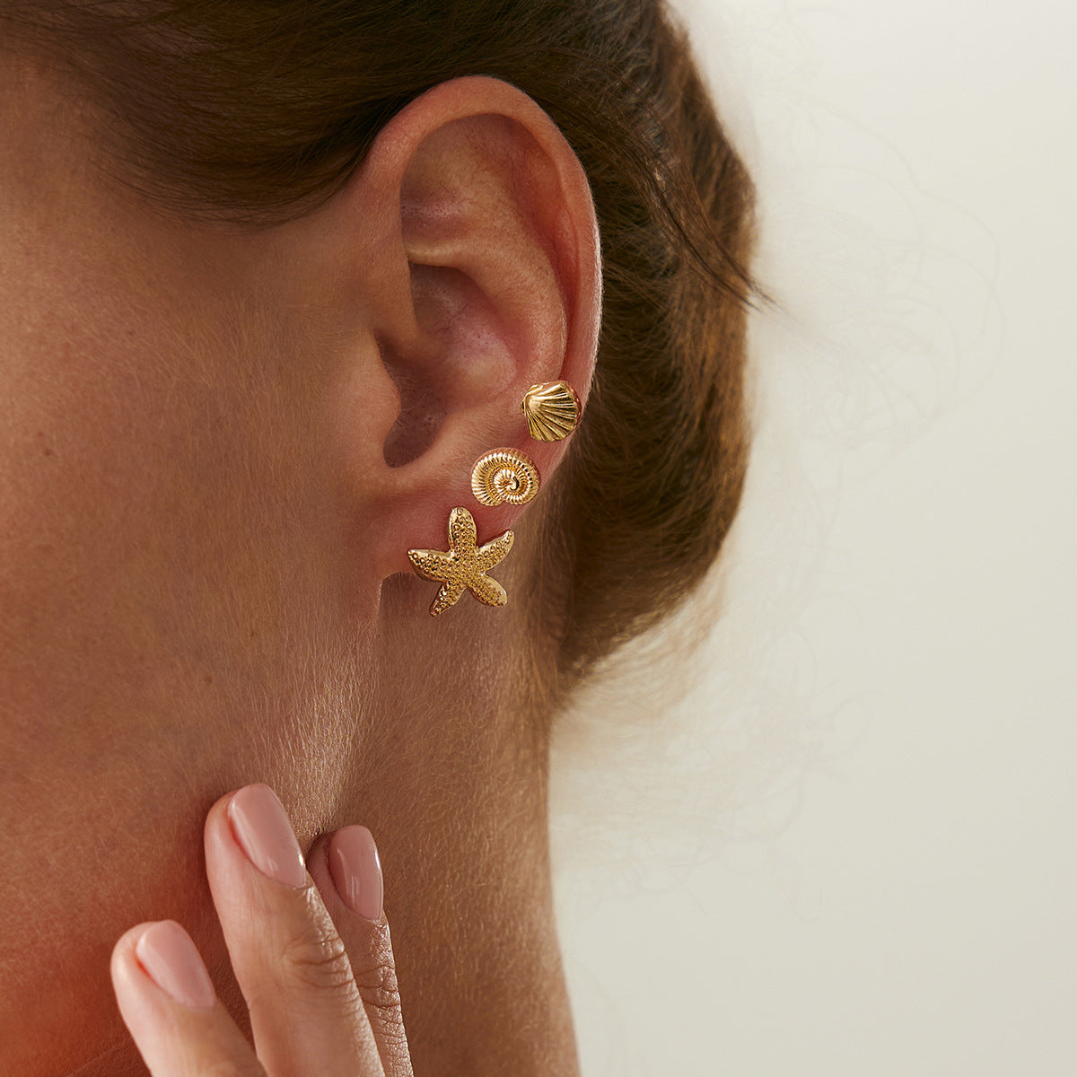 Orecchini a perno da donna a forma di stella minimalista in lega, con design a petali floreali e placcatura in oro