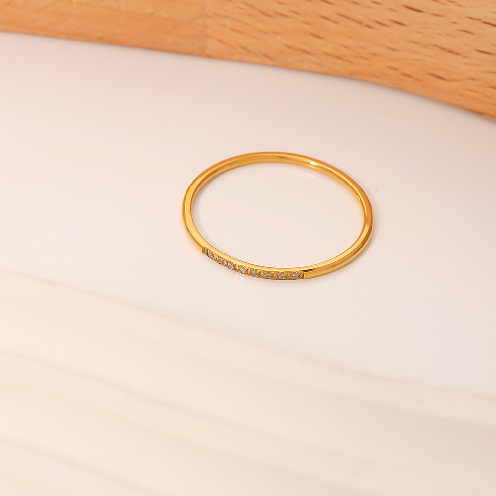 Anello da donna minimalista in acciaio al titanio con geometria e zirconi micropavé placcati in oro 18 carati