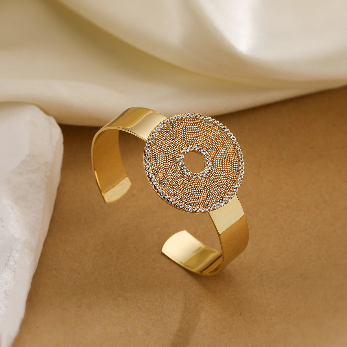 Bracciale Rigido Ampio Geometrico da Donna Realizzato in Rame con Placcatura in Oro 18 carati e Intarsio in Zirconi, Gioielli Minimalisti di Tendenza