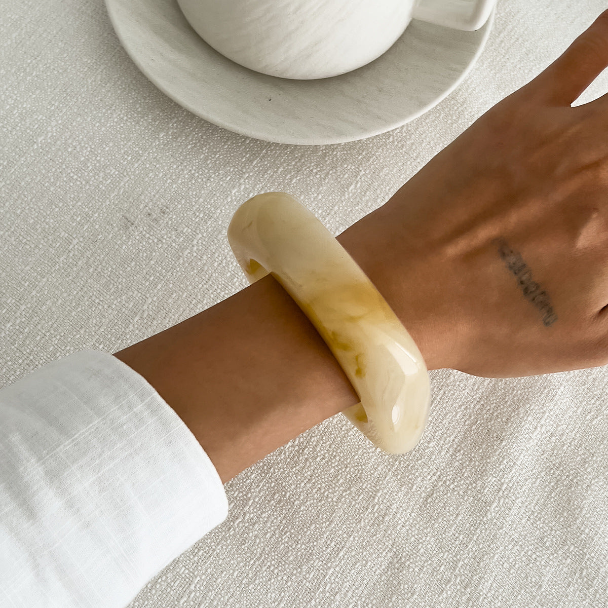 Pulsera de puño de metal geométrica irregular para mujer con acabado chapado y efecto ombré