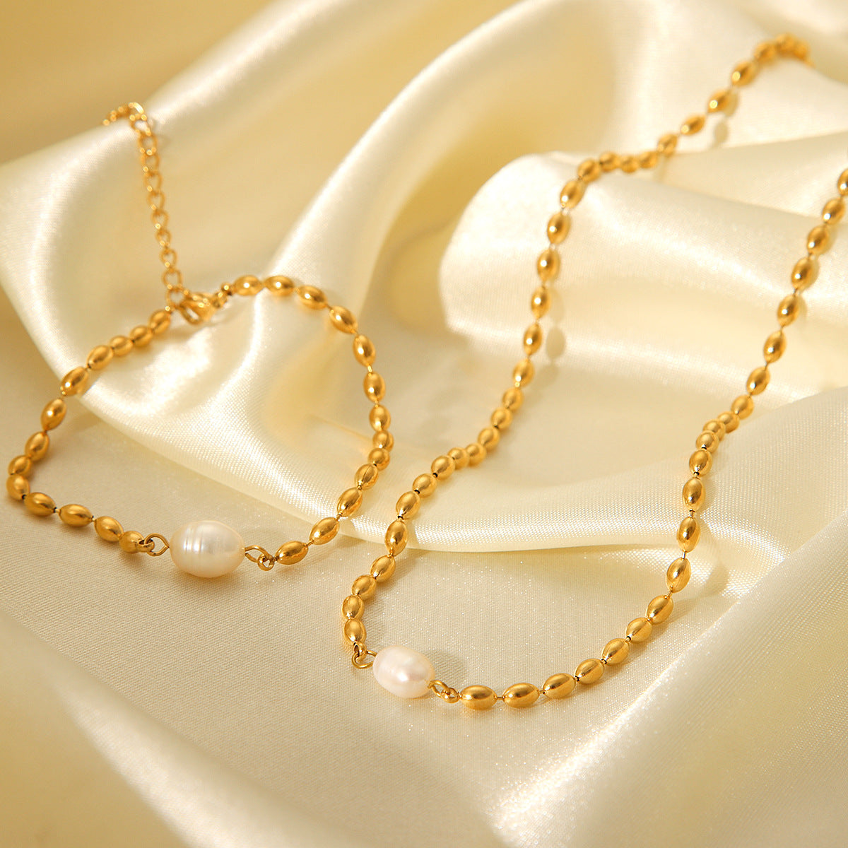Collana con ciondolo ovale minimalista con perla d'acqua dolce in acciaio inossidabile con design geometrico da donna