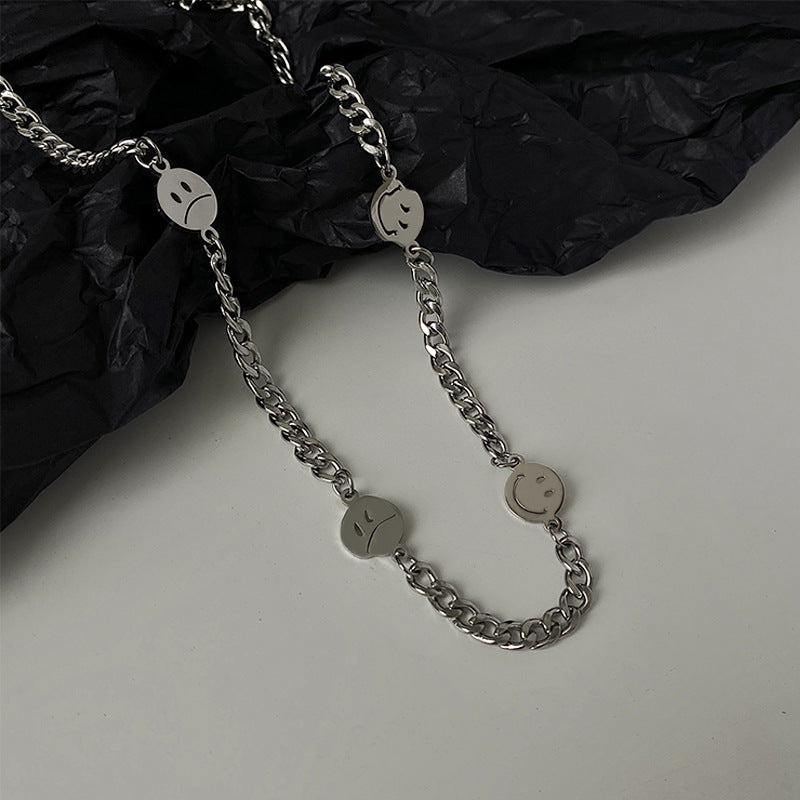 Collar con colgante de emoji divertido en acero de titanio con diseño geométrico para uso casual unisex