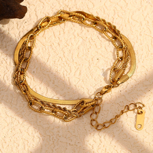 Elegante pulsera de triple eslabón de acero inoxidable con forma geométrica trenzada, bañada en oro de 18 quilates para mujer