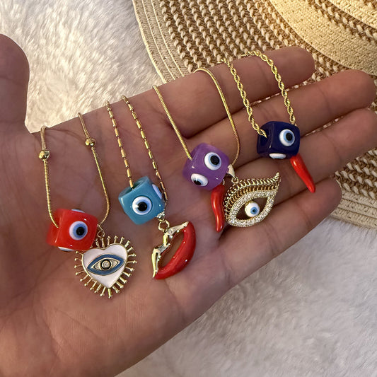 Collar con colgante de ojos y labios atrevidos de acero titanio con acabado chapado en cadena de serpiente para mujer