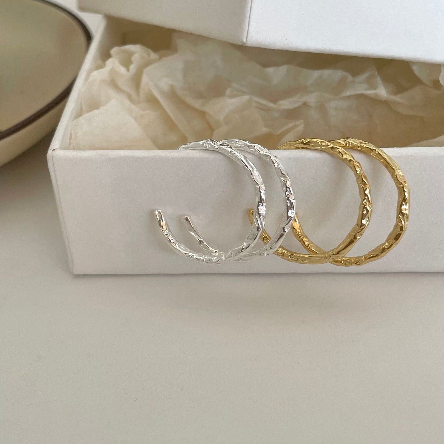 Pendientes Minimalistas de Plata de Ley 925 con Lágrima y Perla Incrustada