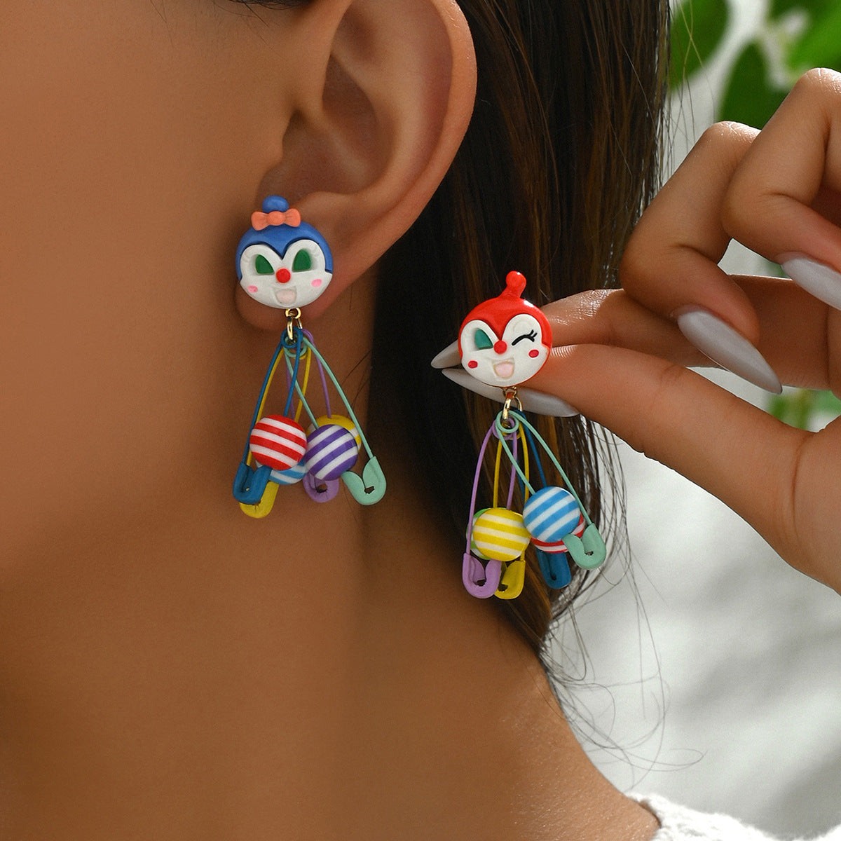 Pendientes de aleación de zinc con diseño de payaso de dibujos animados, con acabado chapado, para mujer