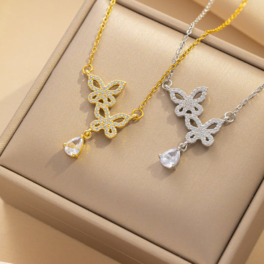 Collana a Farfalla da Donna in Acciaio al Titanio con Intarsi in Strass, Finitura Placcata, Catena a O, Design Minimalista e alla Moda