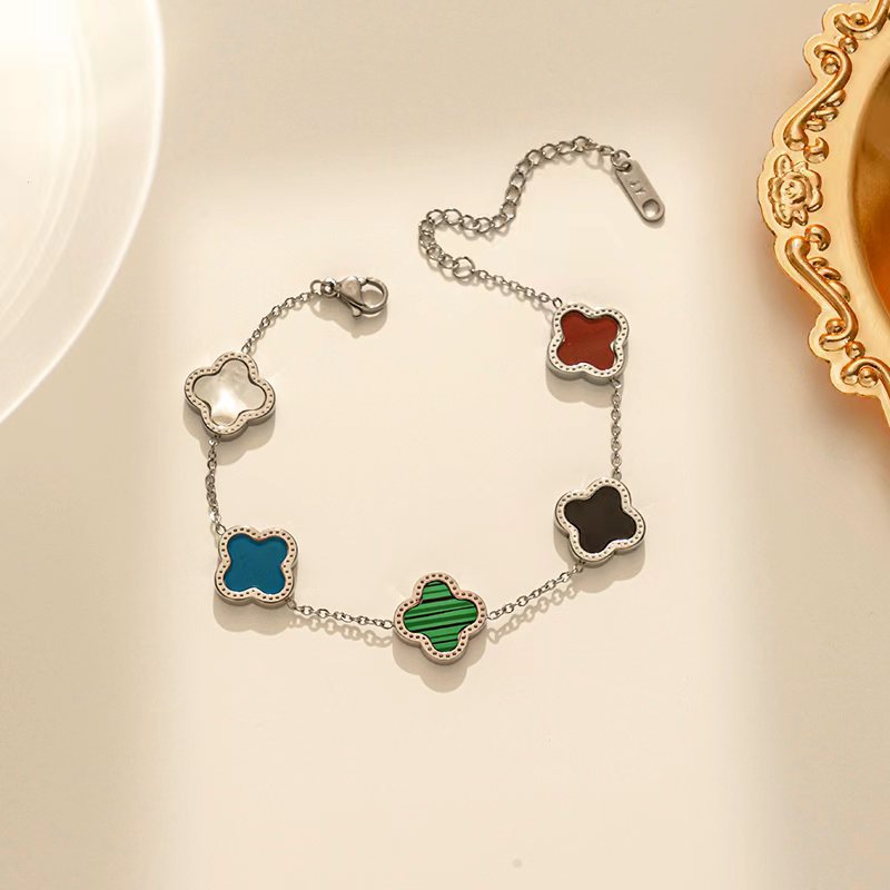 Bracciale da donna di lusso a quadrifoglio in acciaio al titanio con intarsio in madreperla e finitura galvanizzata