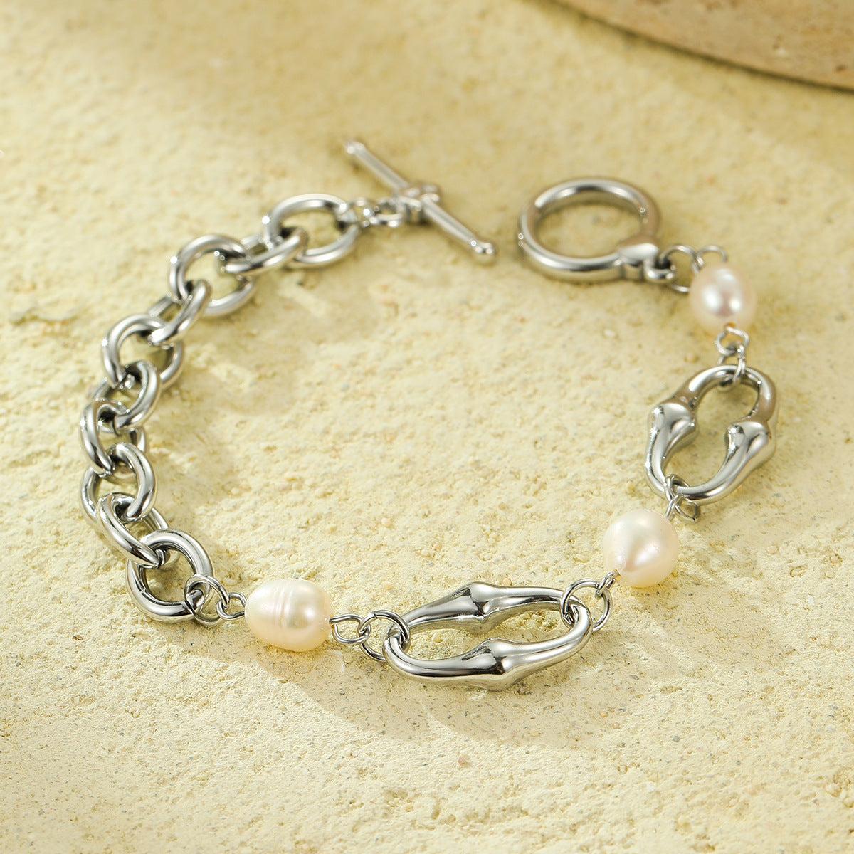 Bracciale Geometrico alla Moda in Acciaio al Titanio con Placcatura in Oro 18K e Intarsio di Perle da Donna