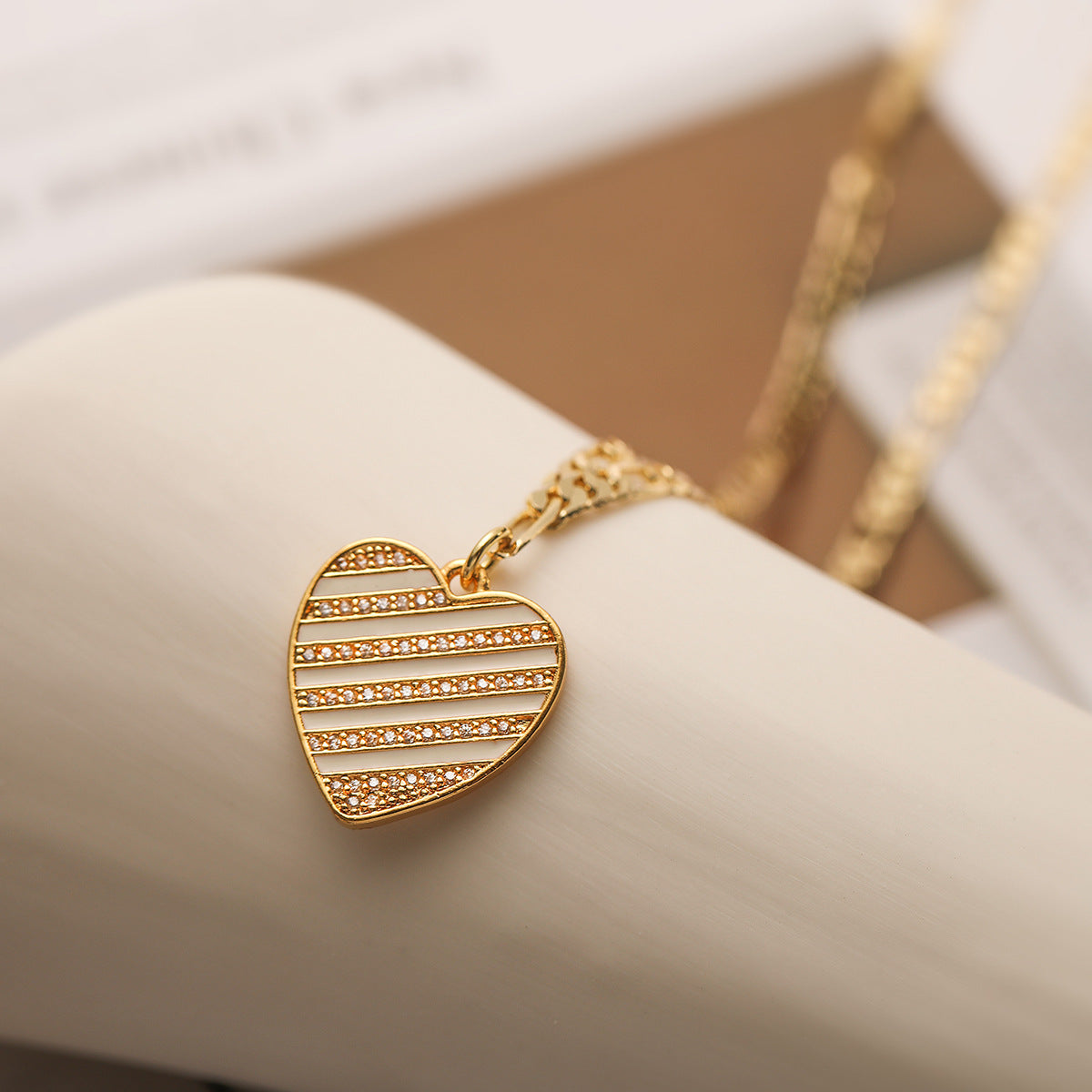 Collana pendente a cuore minimalista in rame placcato oro 18 carati con accenti di zircone per donna