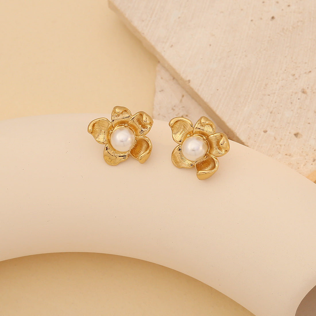 Fashionable OL Style Shell-Shaped Stainless Steel Stud Earrings with Pearl Inlay and Plated Finish