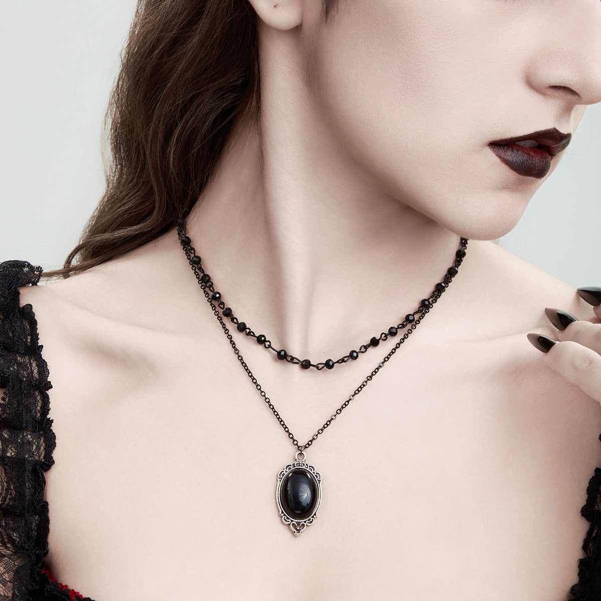 Dulce y Atrevido Collar con Colgante de Daga de Inspiración Vintage con Dijes de Corazón y Murciélago, Acentos de Borlas, Aleación Adornada con Diamantes de Imitación, Acabado Galvanizado para Mujer