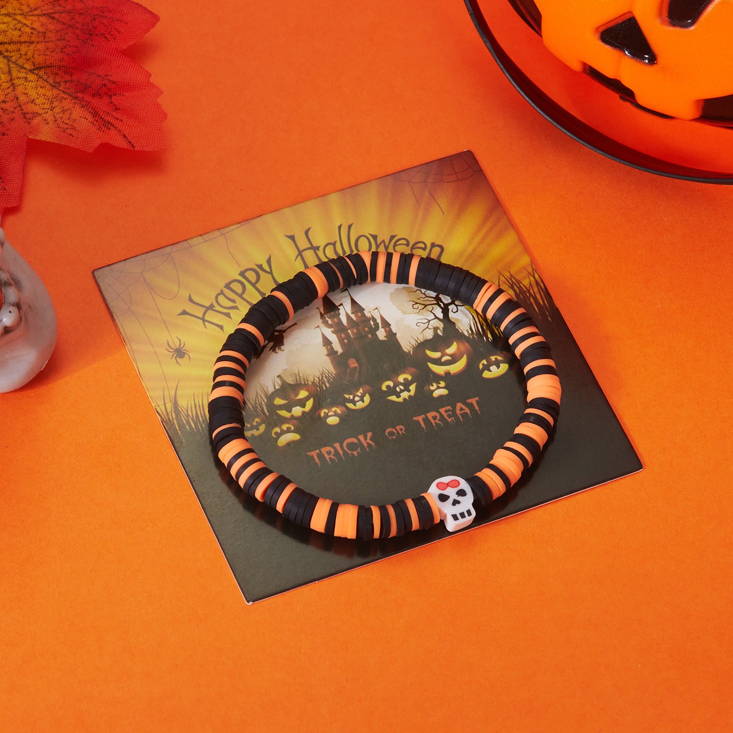 Set di braccialetti elastici con perline in argilla polimerica stile bohémien con motivi di zucca e teschio per Halloween
