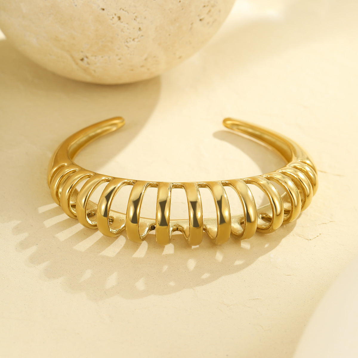 Conjunto de collar con colgante hueco de acero inoxidable chapado en oro de 18 quilates OL de moda para mujer