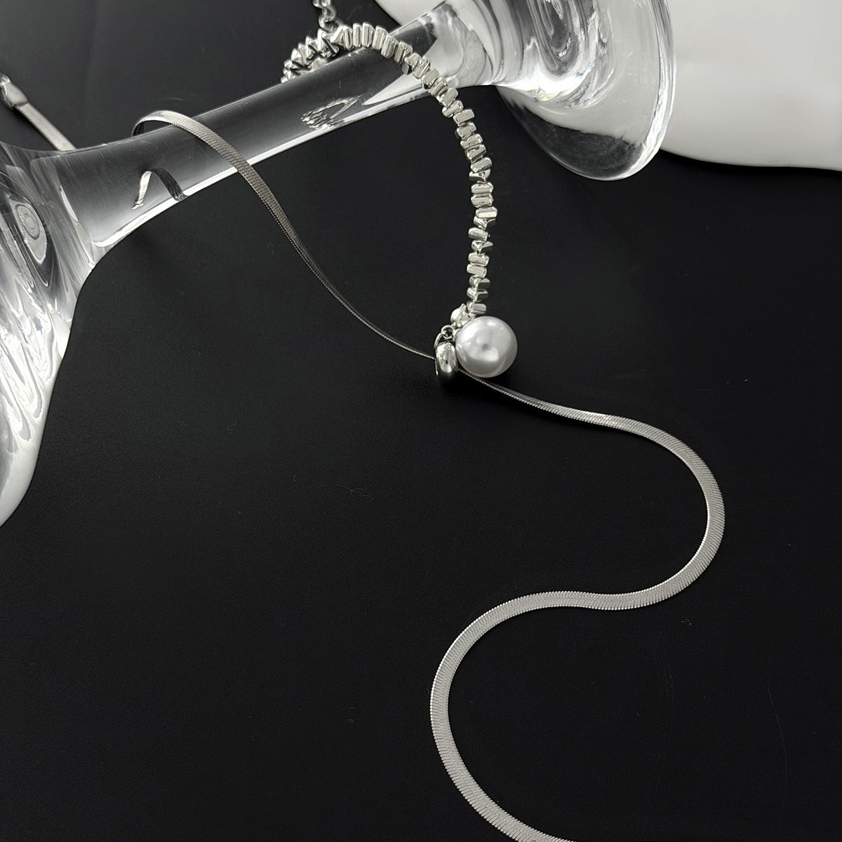 Luxury Minimalist Geometric Round Iron Plated Snake Chain Necklace with Faux Pearl Pendant for Women