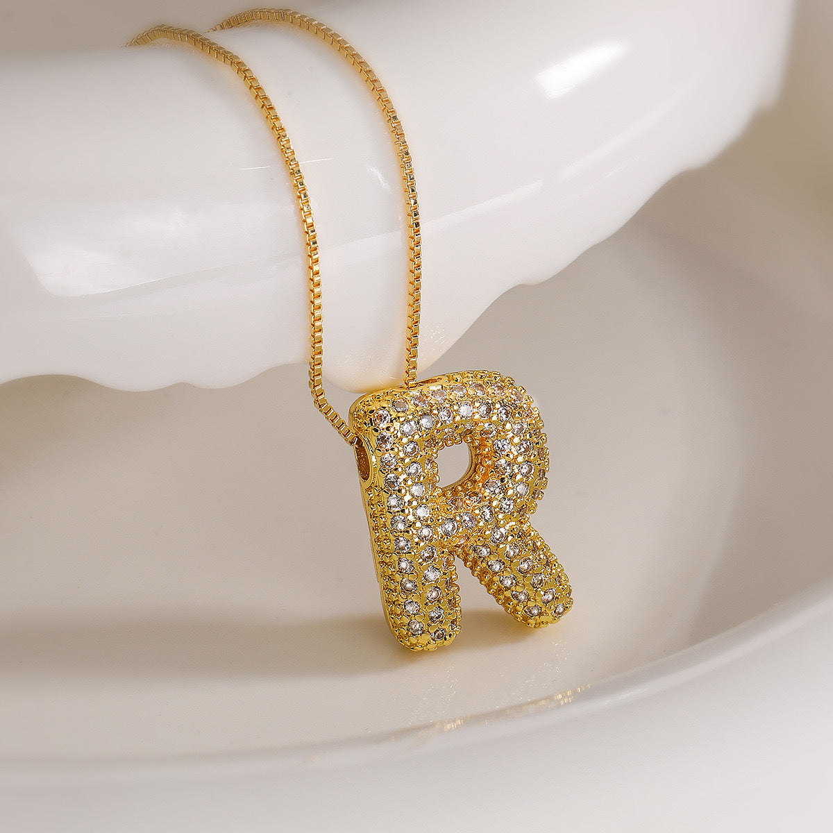 Collana da donna in acciaio al titanio placcato con lettera minimalista e zirconi cubici
