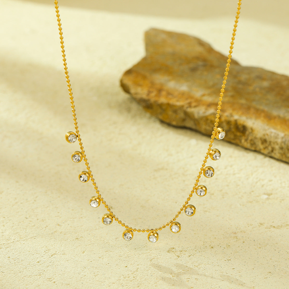 Collana alla moda in stile francese con nappina e intarsi in strass in acciaio al titanio da donna