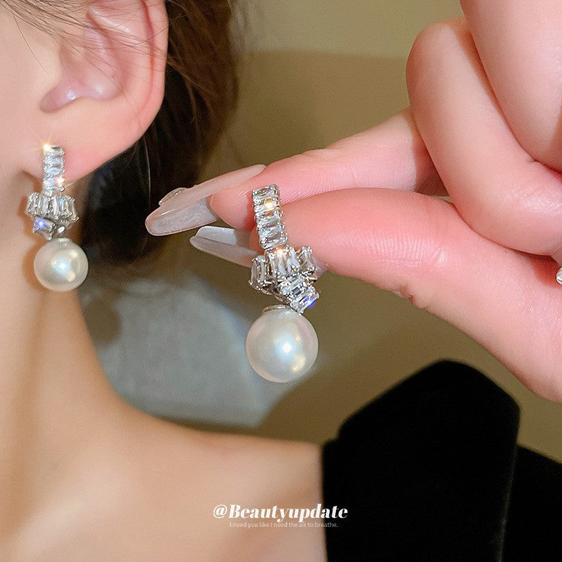 Pendientes de Flores Geométricas con Incrustaciones de Diamantes de Imitación en Cobre Bañado y Postes de Acero Inoxidable para Mujer, Joyería de Oreja de Lujo Minimalista y de Moda para el Día a Día