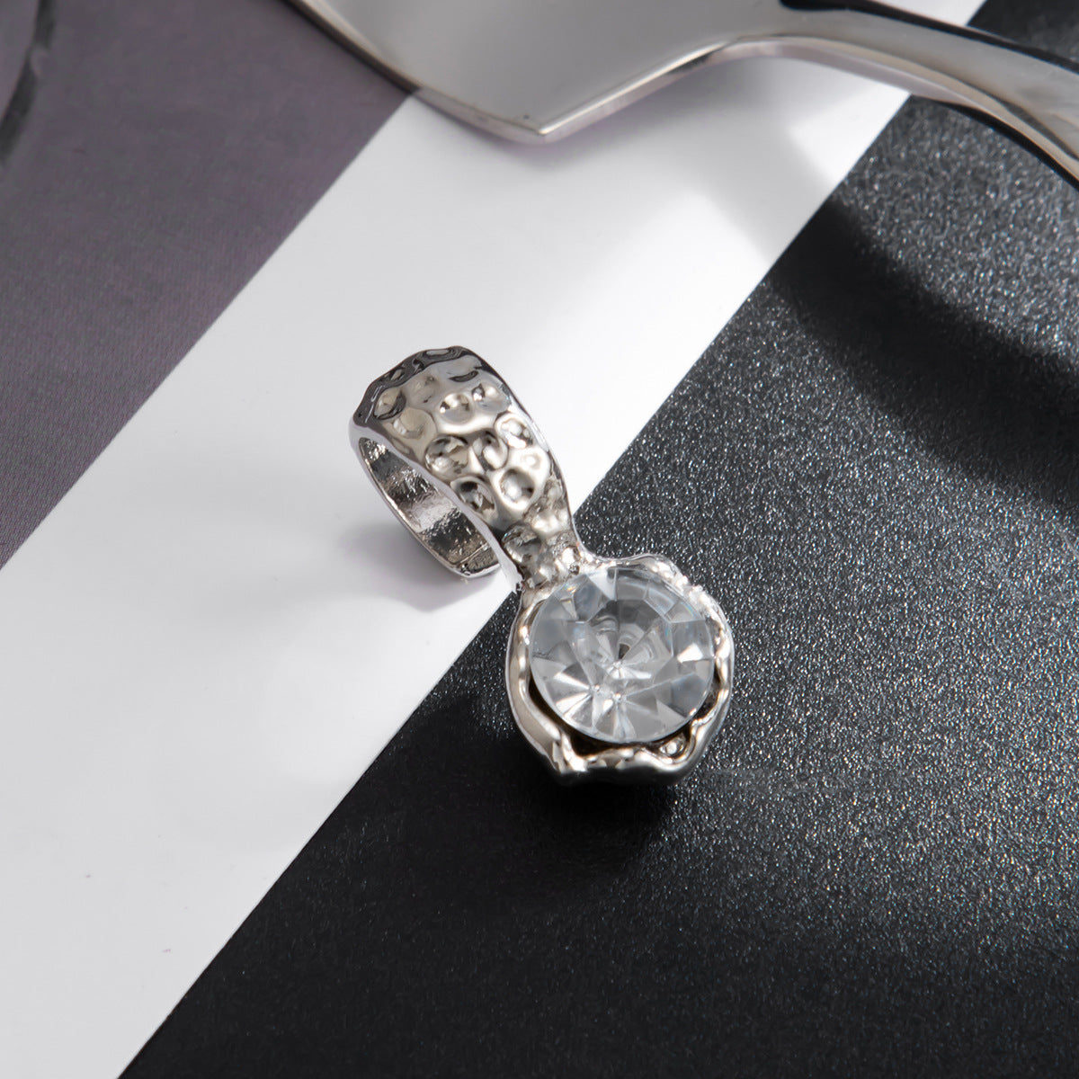 Minimalist Geometric Rhinestone Plated Zinc Alloy C-Shaped Ear Clip for Women