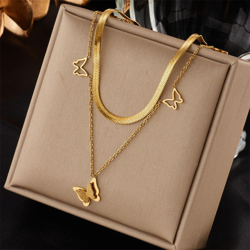 Collana con ciondolo a cuore e farfalla minimalistica di tendenza in acciaio al titanio con intarsio di strass su catena a serpente da donna