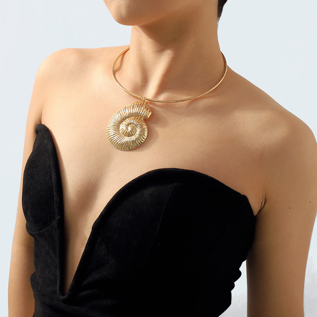 Collar con colgante de concha marina geométrica dulce y atrevida para mujer con cuerpo de aleación y acabado galvanizado