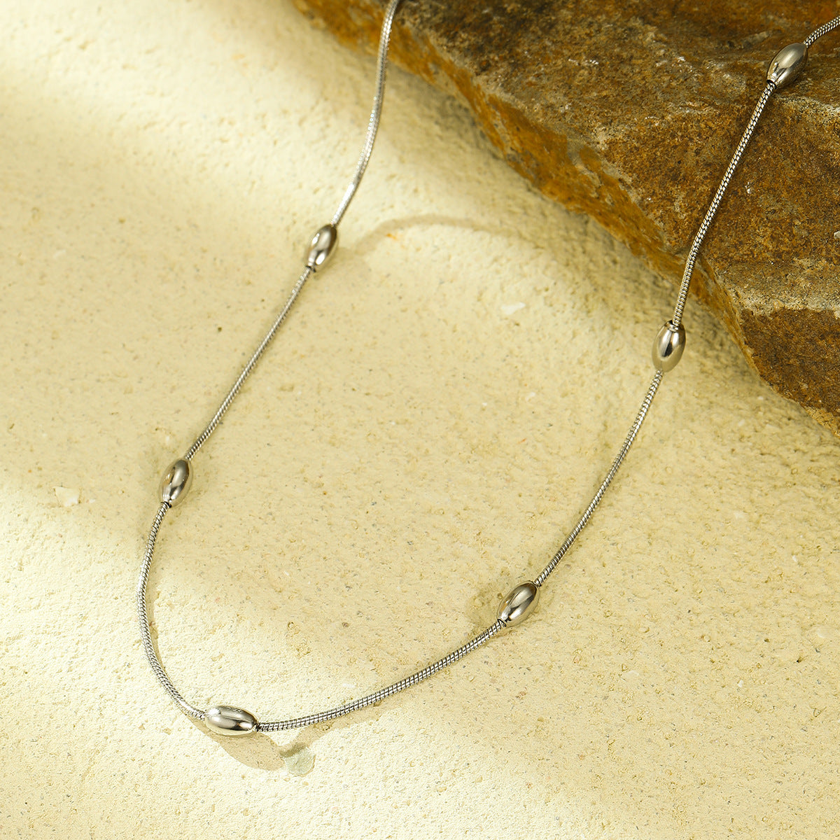 Collar Minimalista de Bola de Acero de Titanio Elegante para Mujer con Acabado Chapado