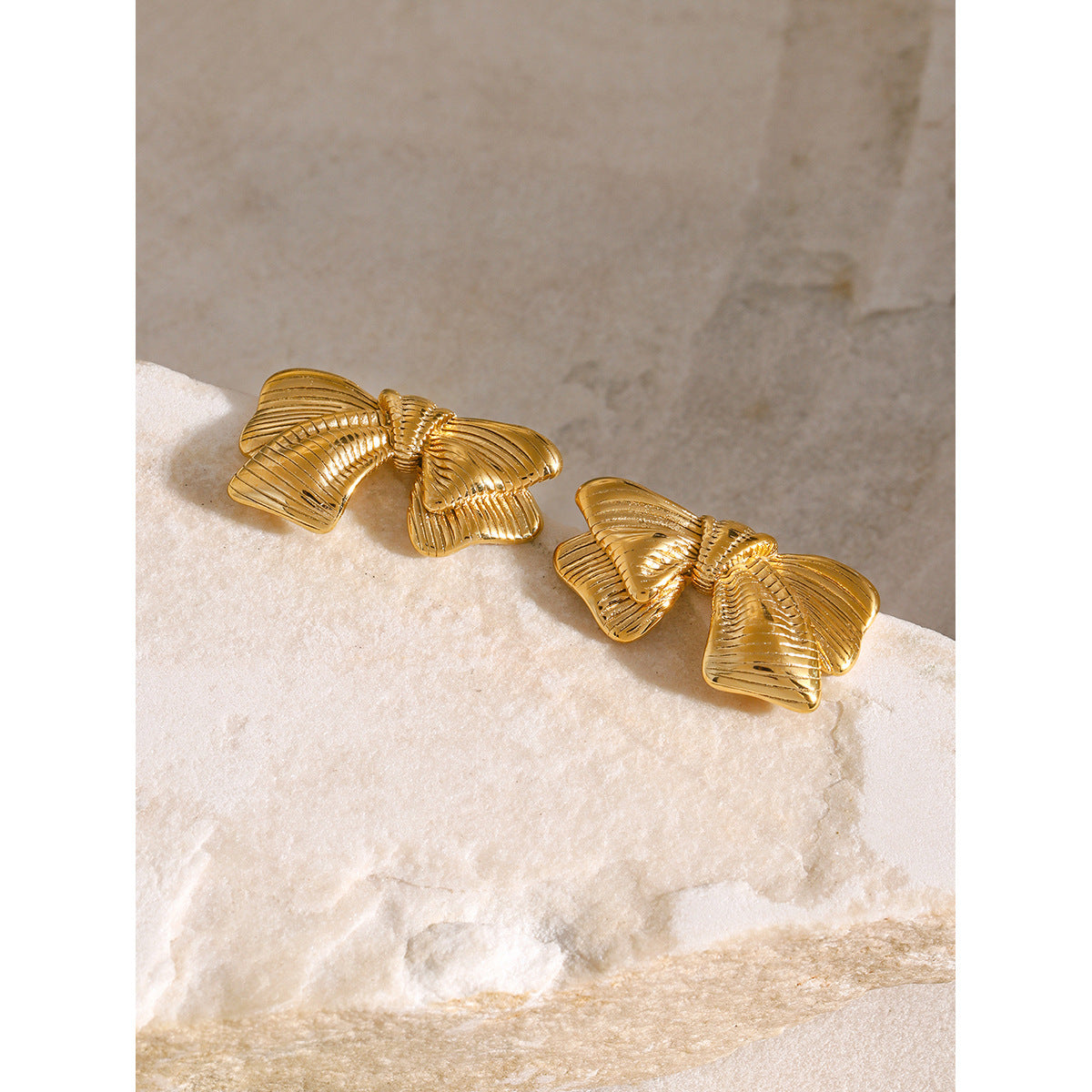 Pendientes de tuerca de lazo de acero inoxidable chapados en oro de 18 quilates de moda para mujer