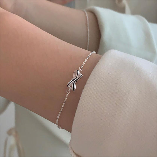 Bracciale Minimalista con Fiocco in Argento Sterling 925 con Perline Geometriche Bordate e Finitura Galvanica