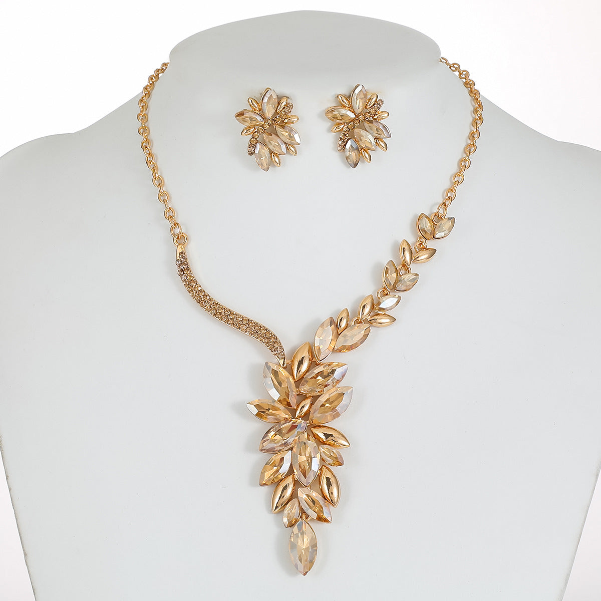 Elegant Floral Wedding Necklace Set for Women with Alloy Pendant, Rhinestone Inlay, Gold Plated O-Chain, Fresh and Sweet Style