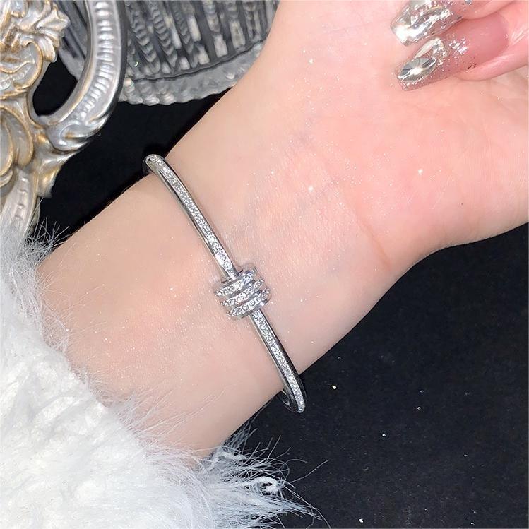 Minimalist Oval-Shaped Titanium Steel Bracelet for Women with Plated Finish, Elegant and Versatile Luxury Hand Jewelry
