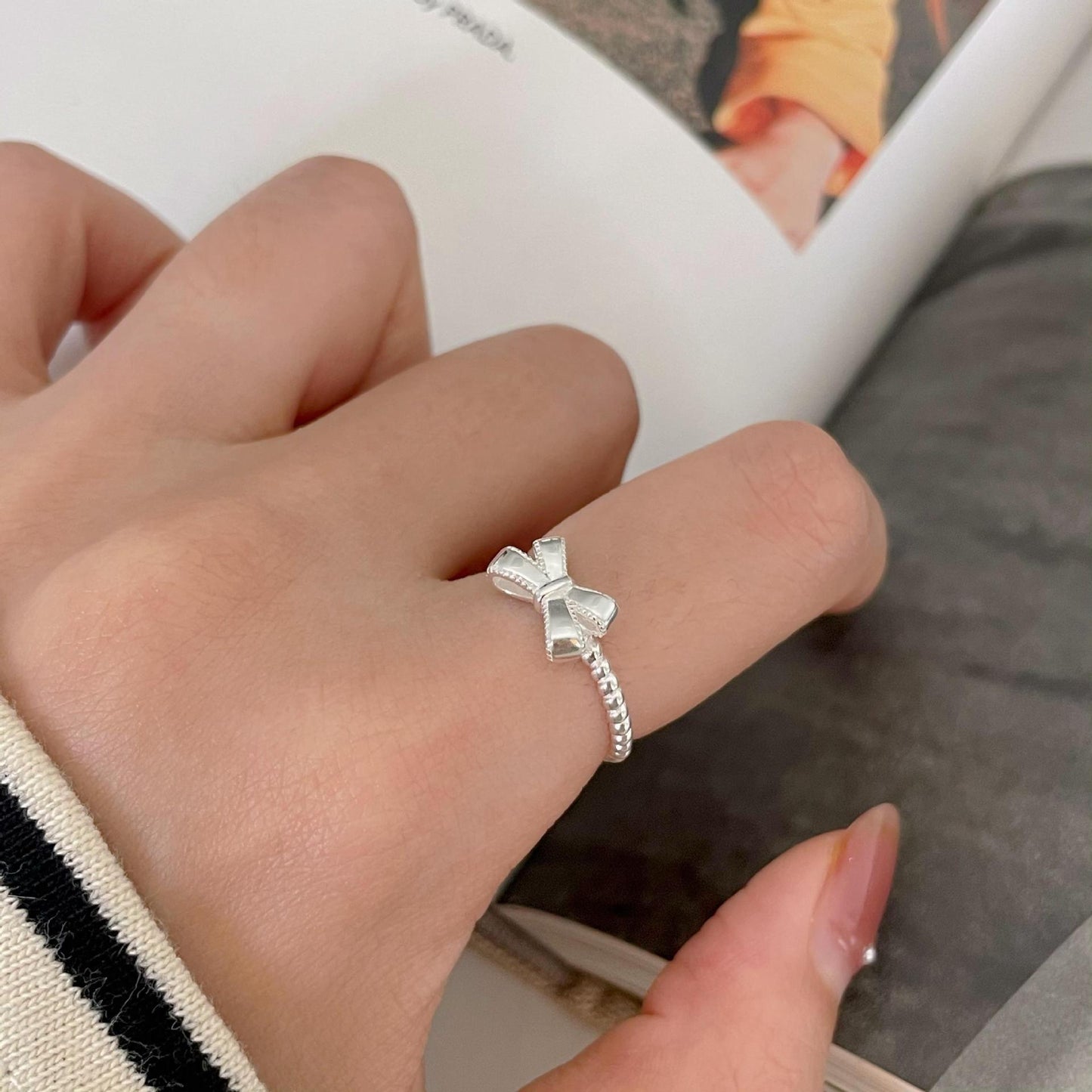 Anillo minimalista de plata de ley 925 con forma de lazo para mujer con incrustaciones de plata y diseño dulce y fresco