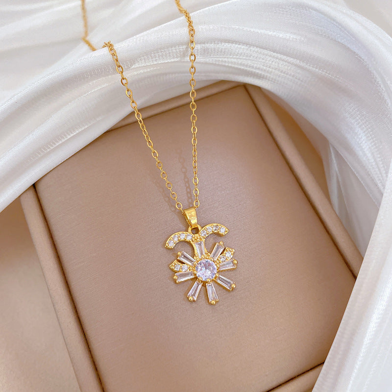 Collana con ciondolo in acciaio al titanio di lusso a luna e strass floreali da donna con design geometrico e delicata catena per clavicola
