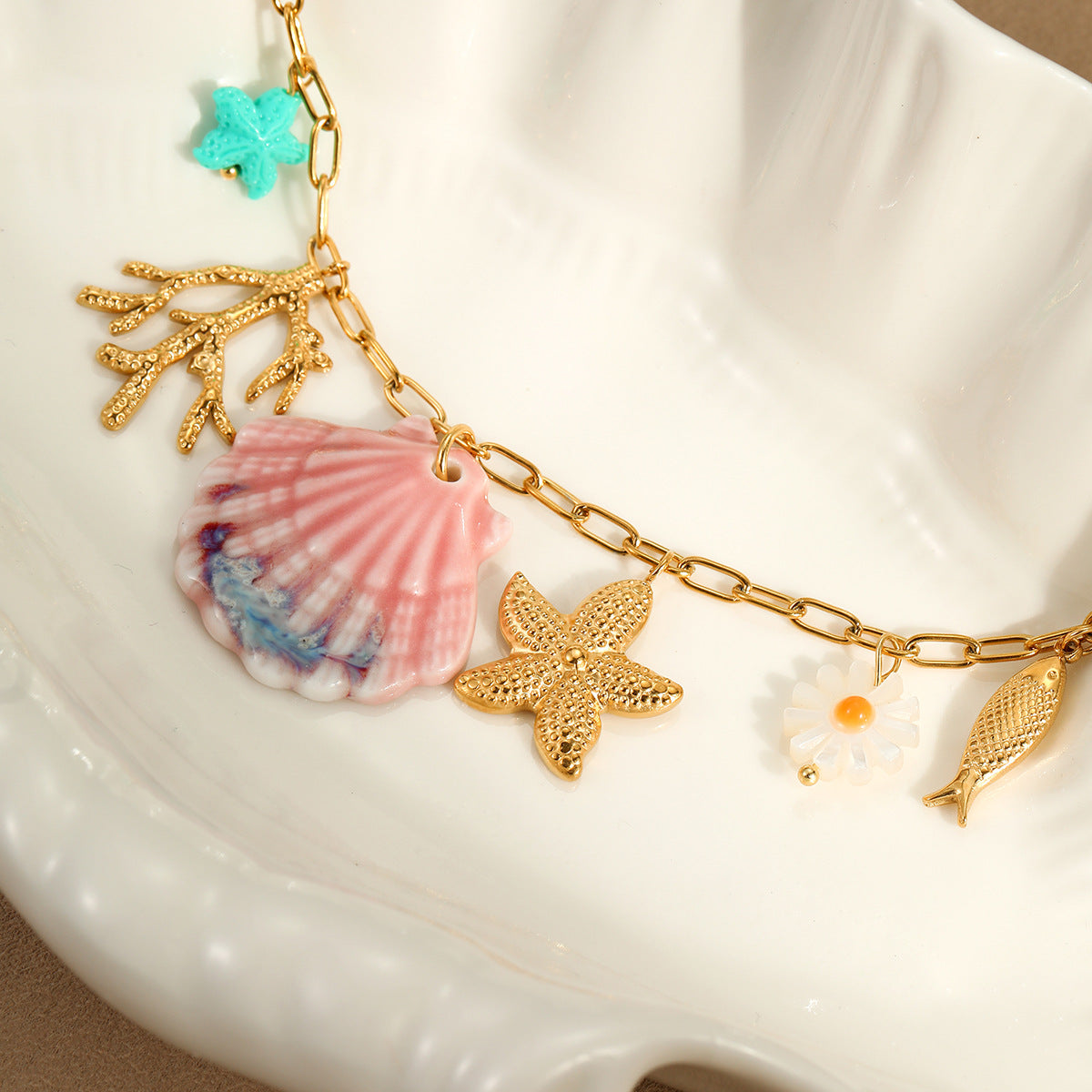 Fashionable Ocean-Inspired Starfish and Scallop Shell Pendant Necklace in Stainless Steel with 18K Gold Plating for Women