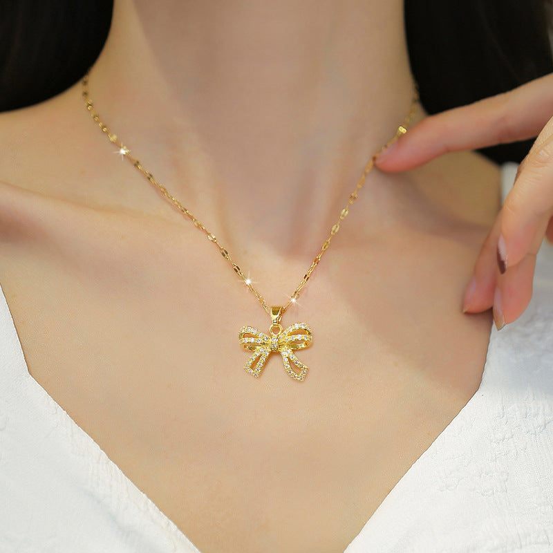 Collar Colgante de Mariposa de Acero de Titanio de Lujo para Mujer con Incrustaciones de Pedrería, Delicada Cadena de Clavícula con Diseño Geométrico, Joyería de Moda Ligera de 8g
