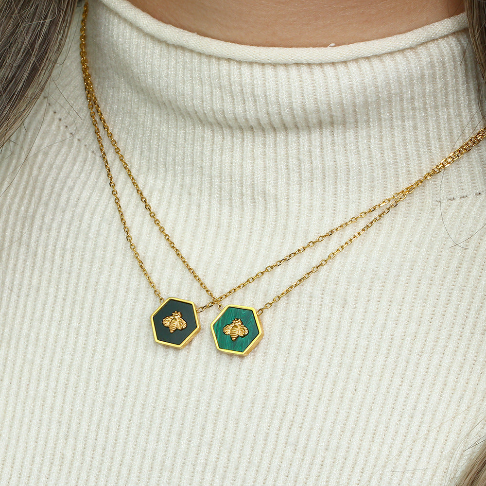 Collana con pendente a forma di ape geometrica alla moda in acciaio inossidabile con finitura placcata da donna
