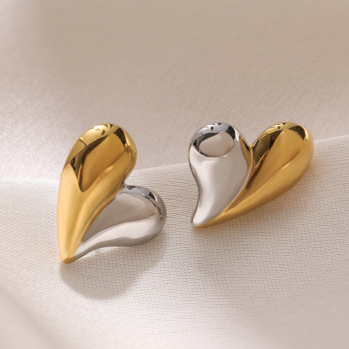 Orecchini a perno da donna a forma di cuore in acciaio inossidabile placcato oro, dal design geometrico minimalista, gioielli versatili per tutti i giorni