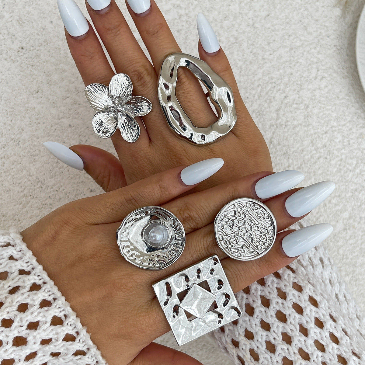 Anillo cuadrado geométrico líquido minimalista con detalle de flor sintética irregular para mujer, banda de aleación con acabado chapado