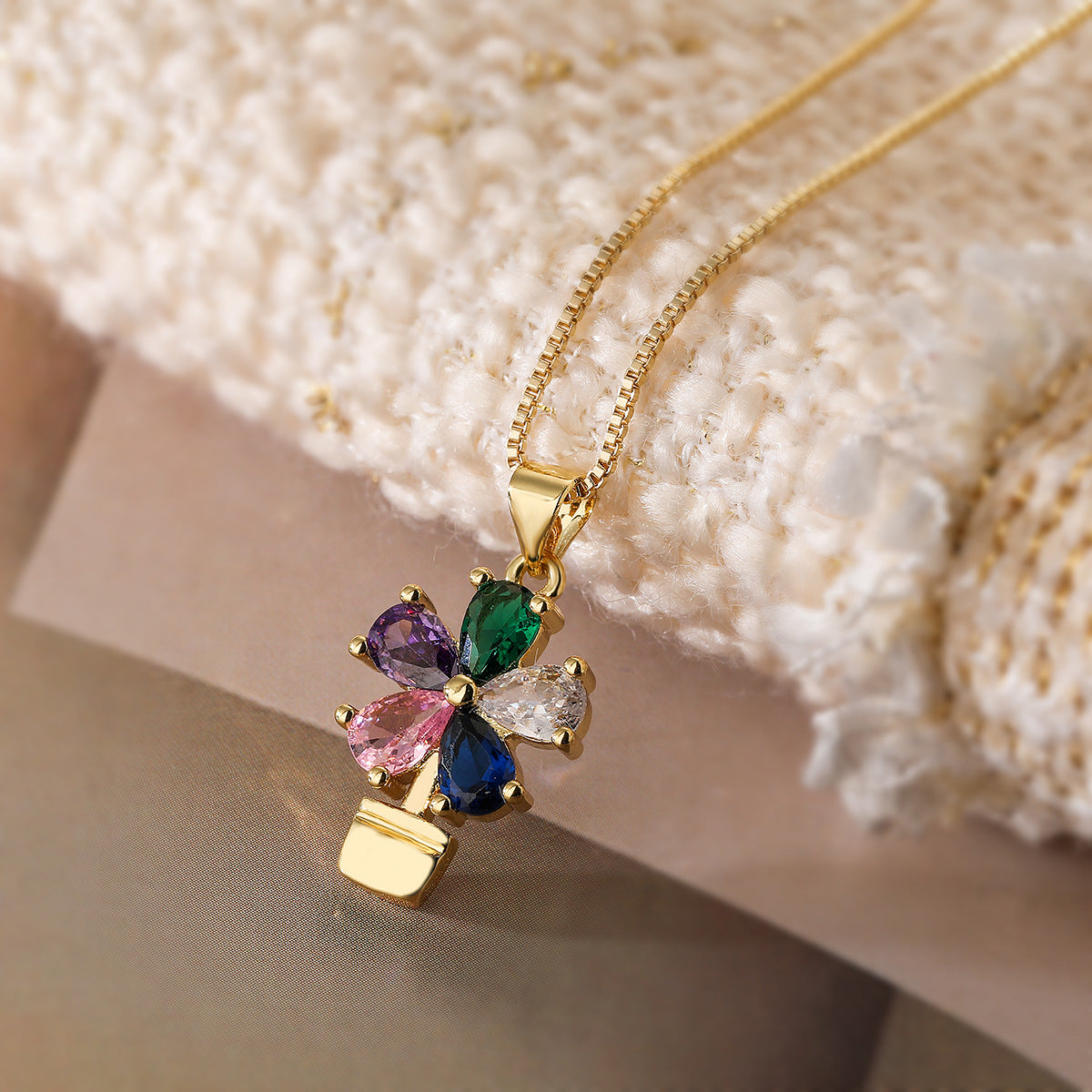 Collana Pendente Floreale Minimalista con Perle e Zirconi in Rame Placcato Oro da Donna
