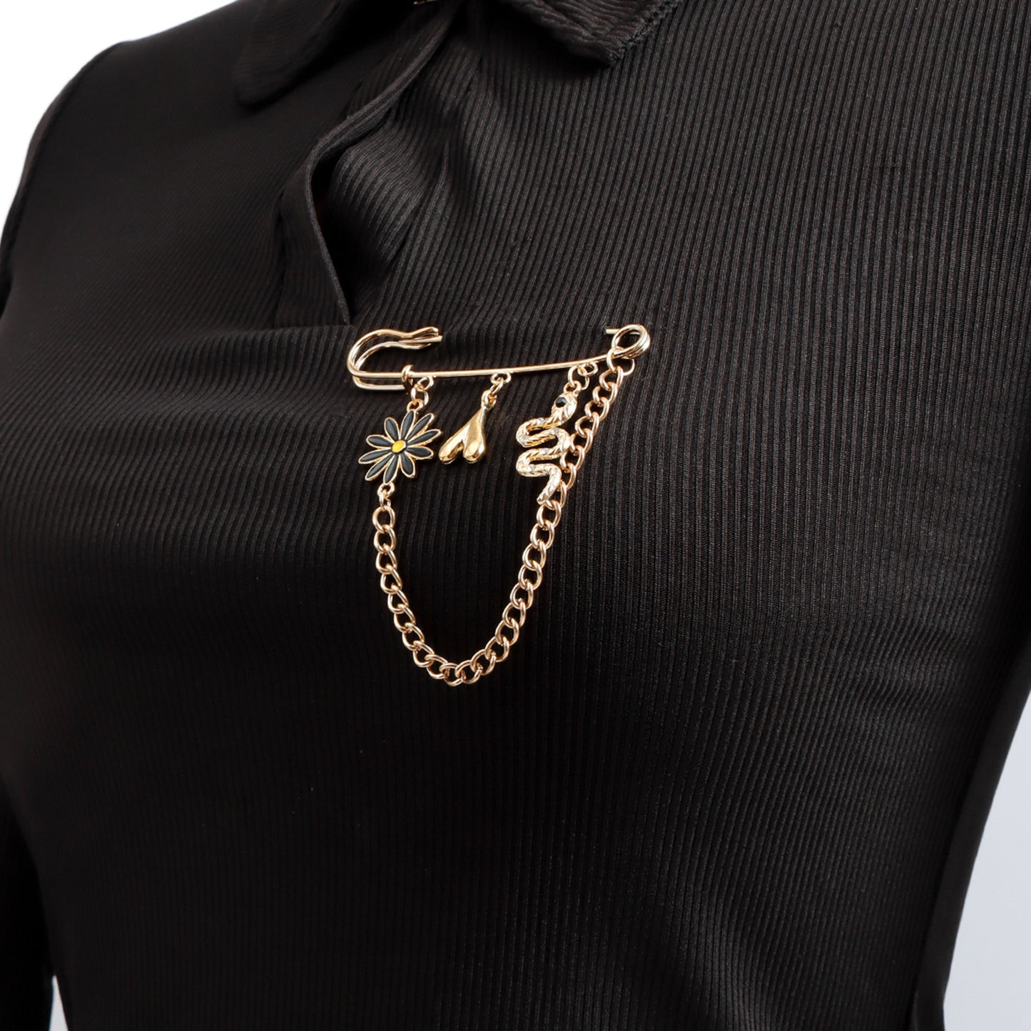 Broche de aleación en forma de corazón con diseño floral vintage y motivo de serpiente para mujer, accesorio de moda electrochapado