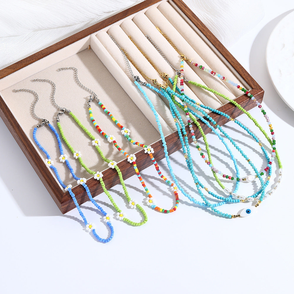 Collana con ciondolo a margherita minimalista con accenti di turchese e perle su catena a maglia per donna