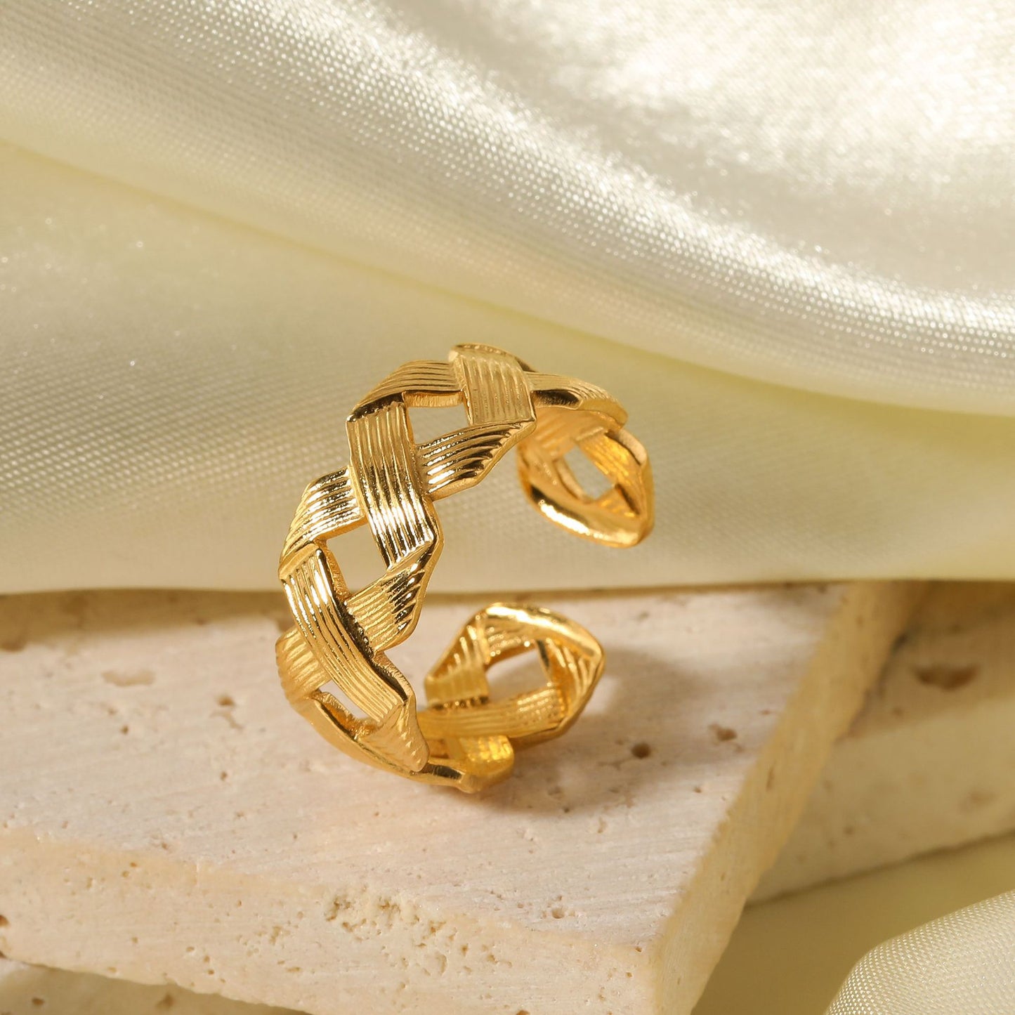 Anello in acciaio inossidabile minimalista attorcigliato con motivo geometrico per donna con finitura placcata sottovuoto in oro 18K e fascia regolabile