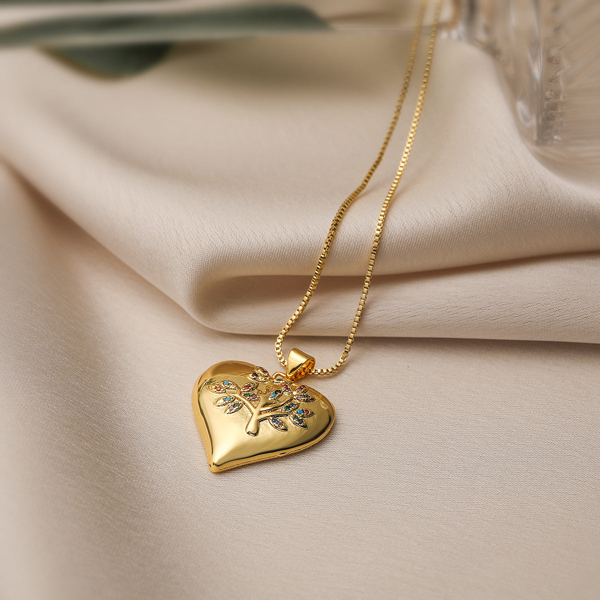 Minimalist Heart-Shaped Tree of Life Pendant Necklace for Women with Gold-Plated Copper and Zircon Inlay