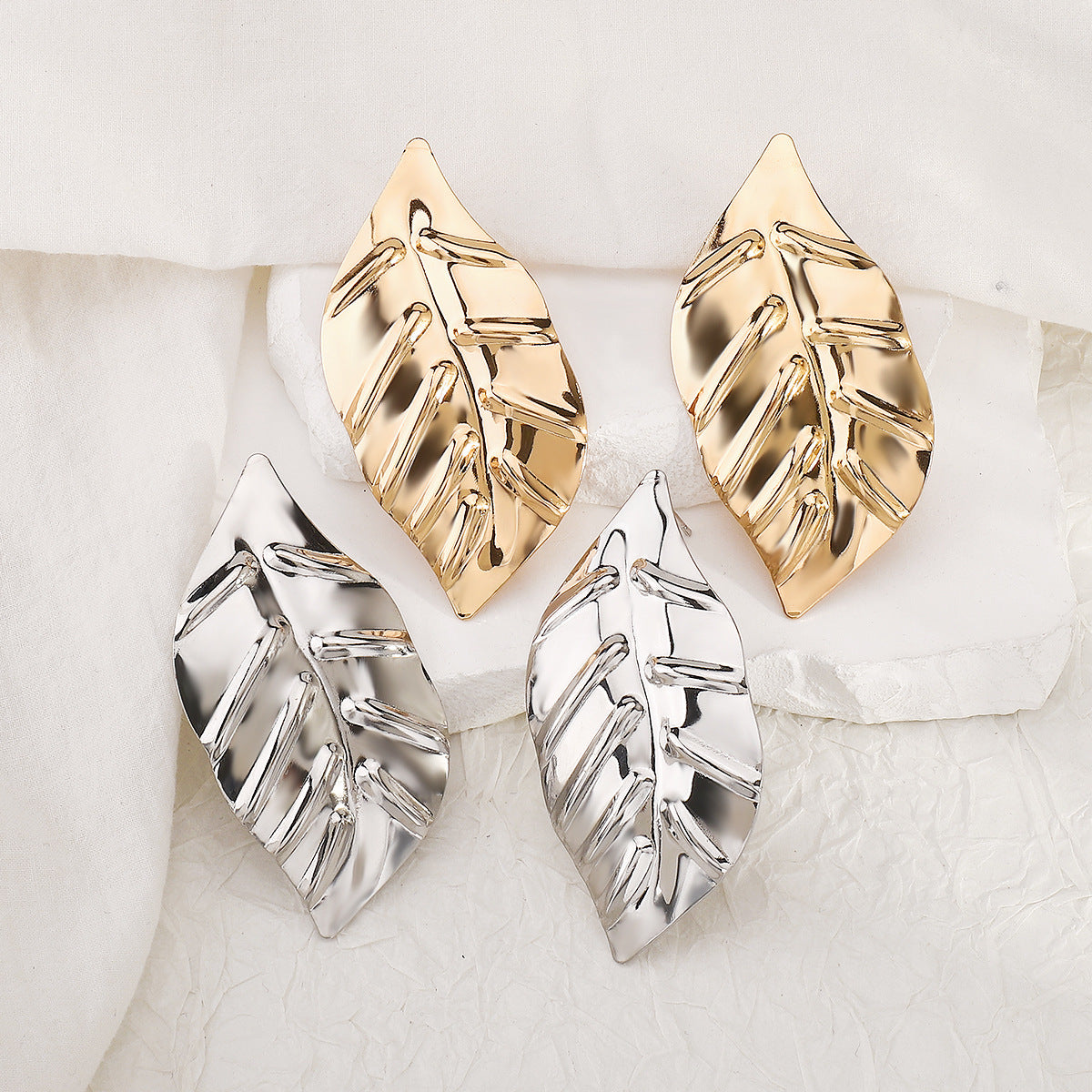 Pendientes de Hierro Minimalistas con Forma de Hoja y Acabado Galvanizado para Mujer, Joyería Botánica Versátil y Elegante