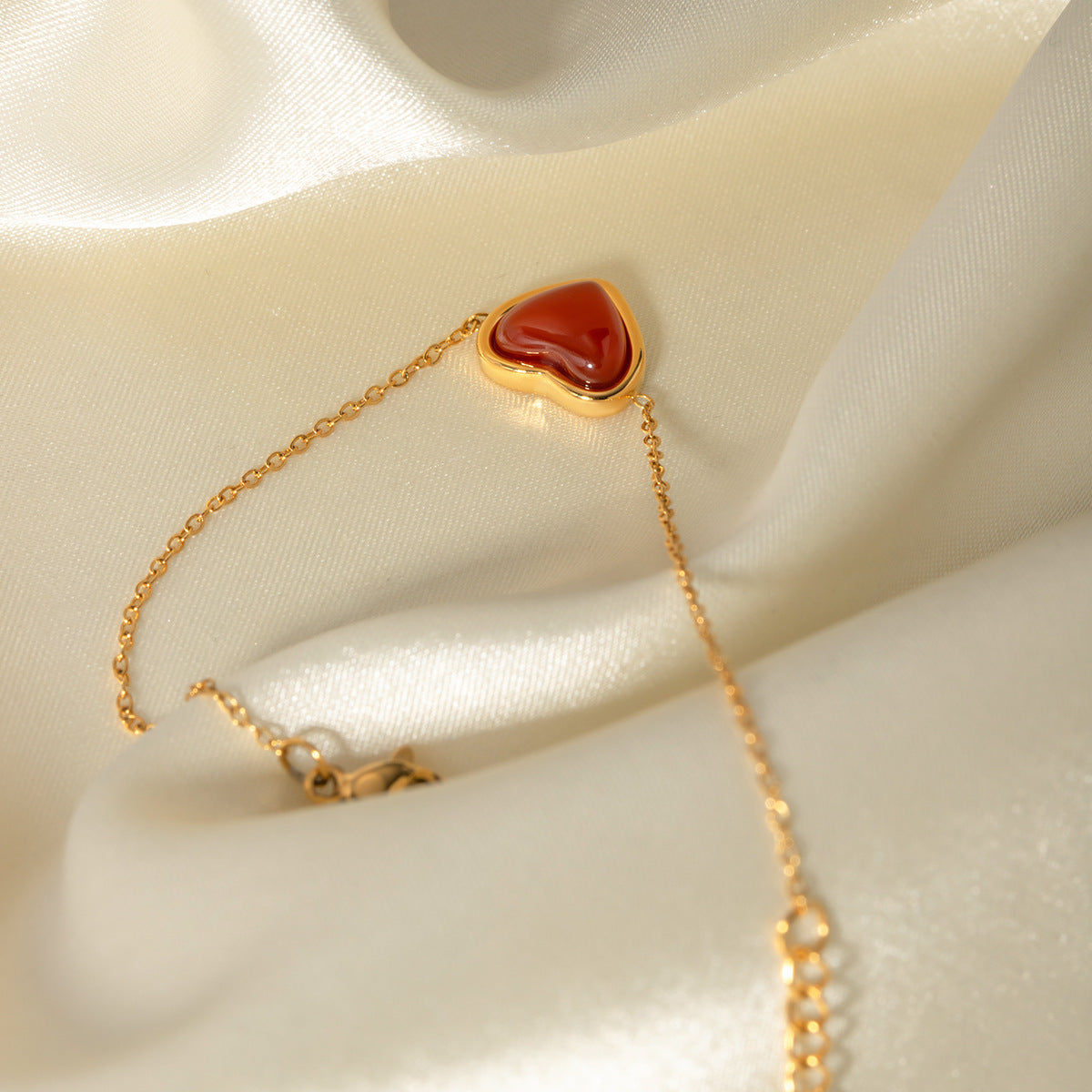 Bracciale da donna in Acciaio Inox Geometria Minimalista Placcato Oro 18K con Cuore in Agata Rossa