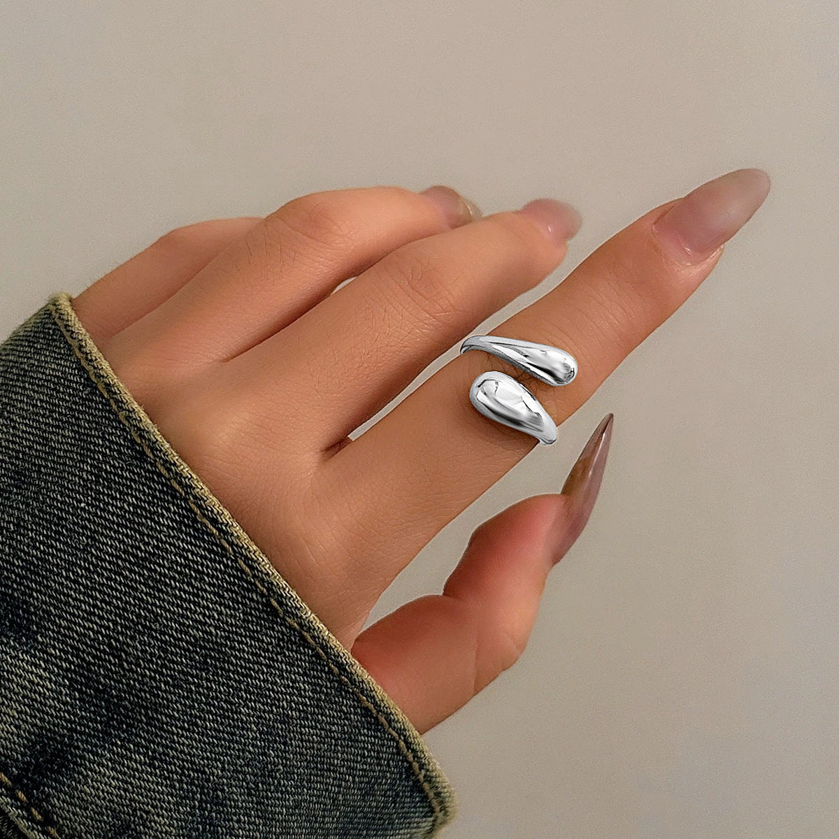 Anillo ajustable de aleación de zinc minimalista en forma de gota de agua con acabado pulido para mujer