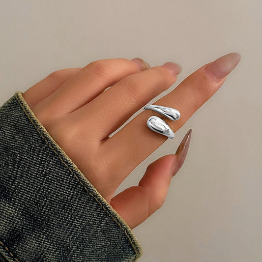 Anillo ajustable de aleación de zinc minimalista en forma de gota de agua con acabado pulido para mujer