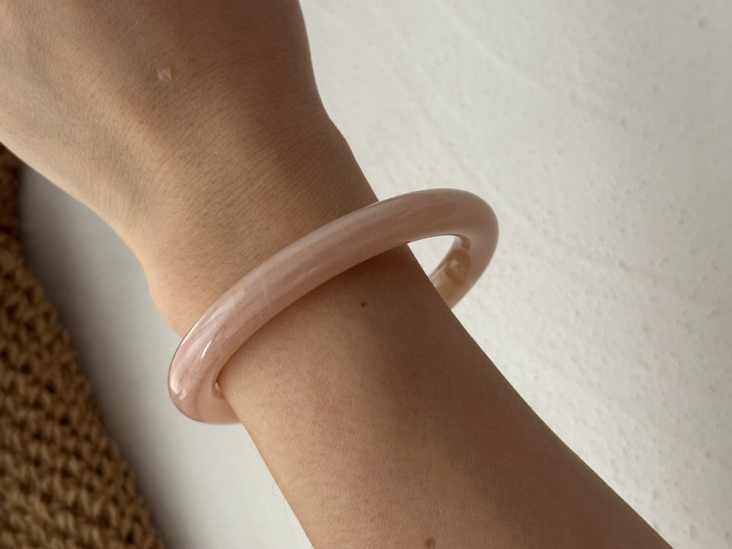 Bracciale da donna minimalista con olio a goccia in resina geometrica sfumata