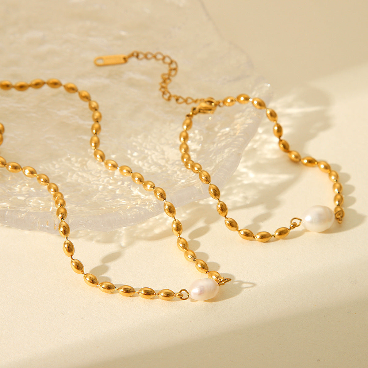 Collana con ciondolo ovale minimalista con perla d'acqua dolce in acciaio inossidabile con design geometrico da donna