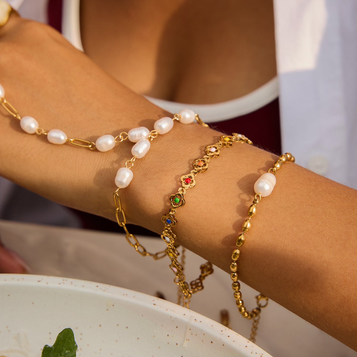 Set di Collana e Bracciale in Acciaio al Titanio con Finitura Placcata a Motivo Floreale da Donna